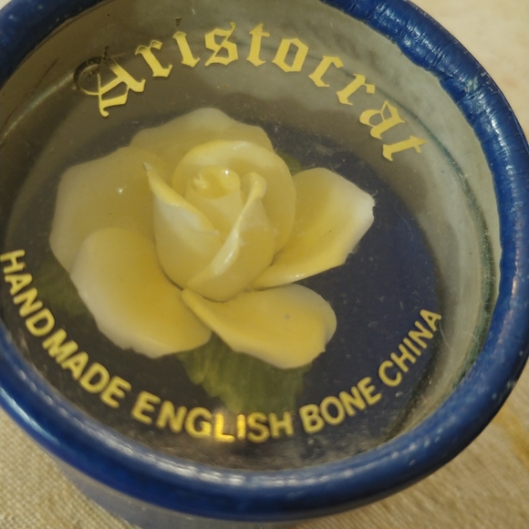 Vintage Aristocrat Bone China brooch - Picture 2 of 3